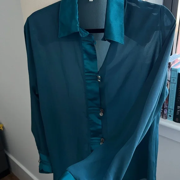 Vintage shirt with gorgeous details, excellent condition. Rich turquoise color - Picture 1 of 4